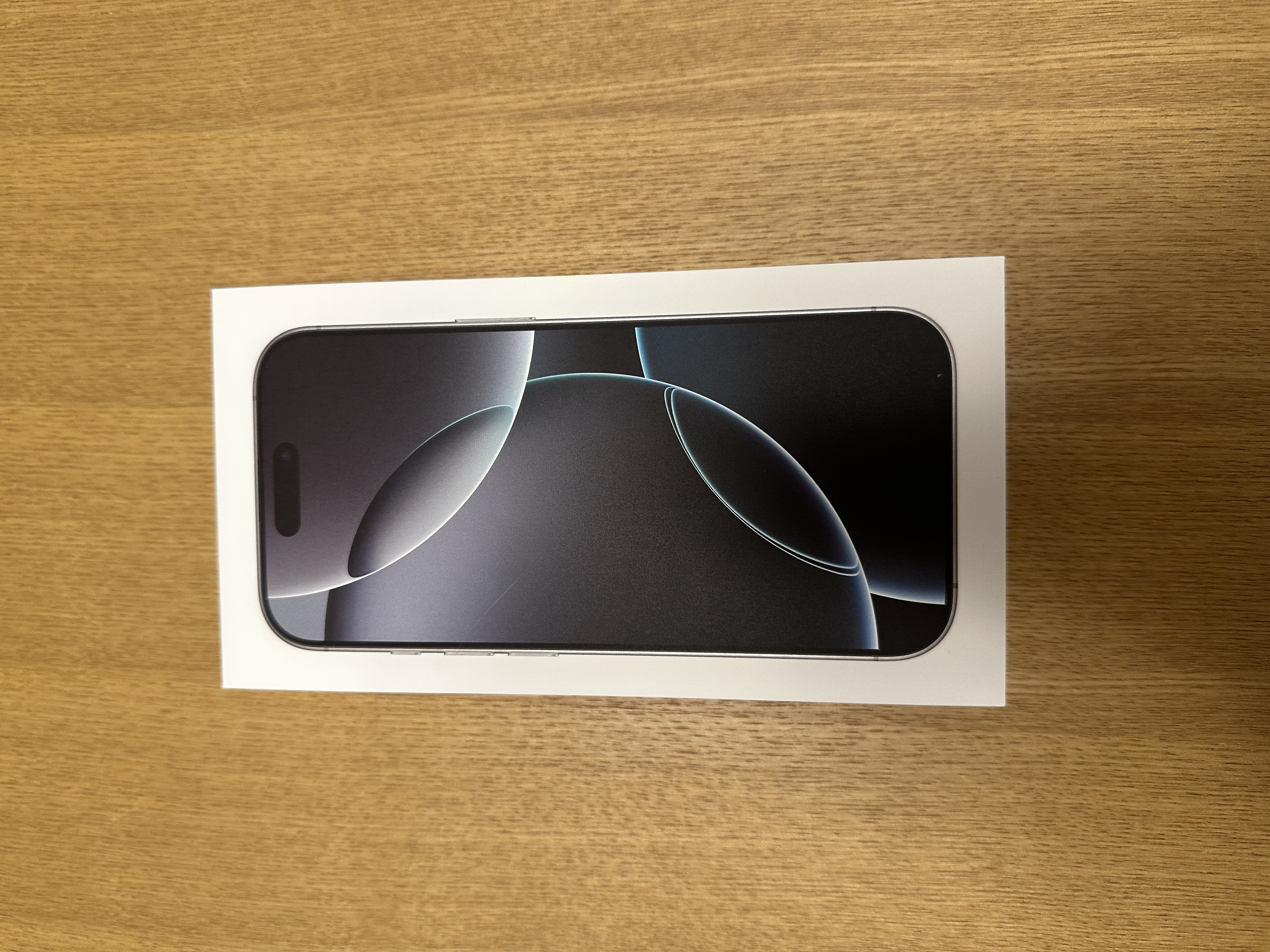 開封前のiPhone 16 Proの化粧箱の写真。クリック・タップすると開封されます。