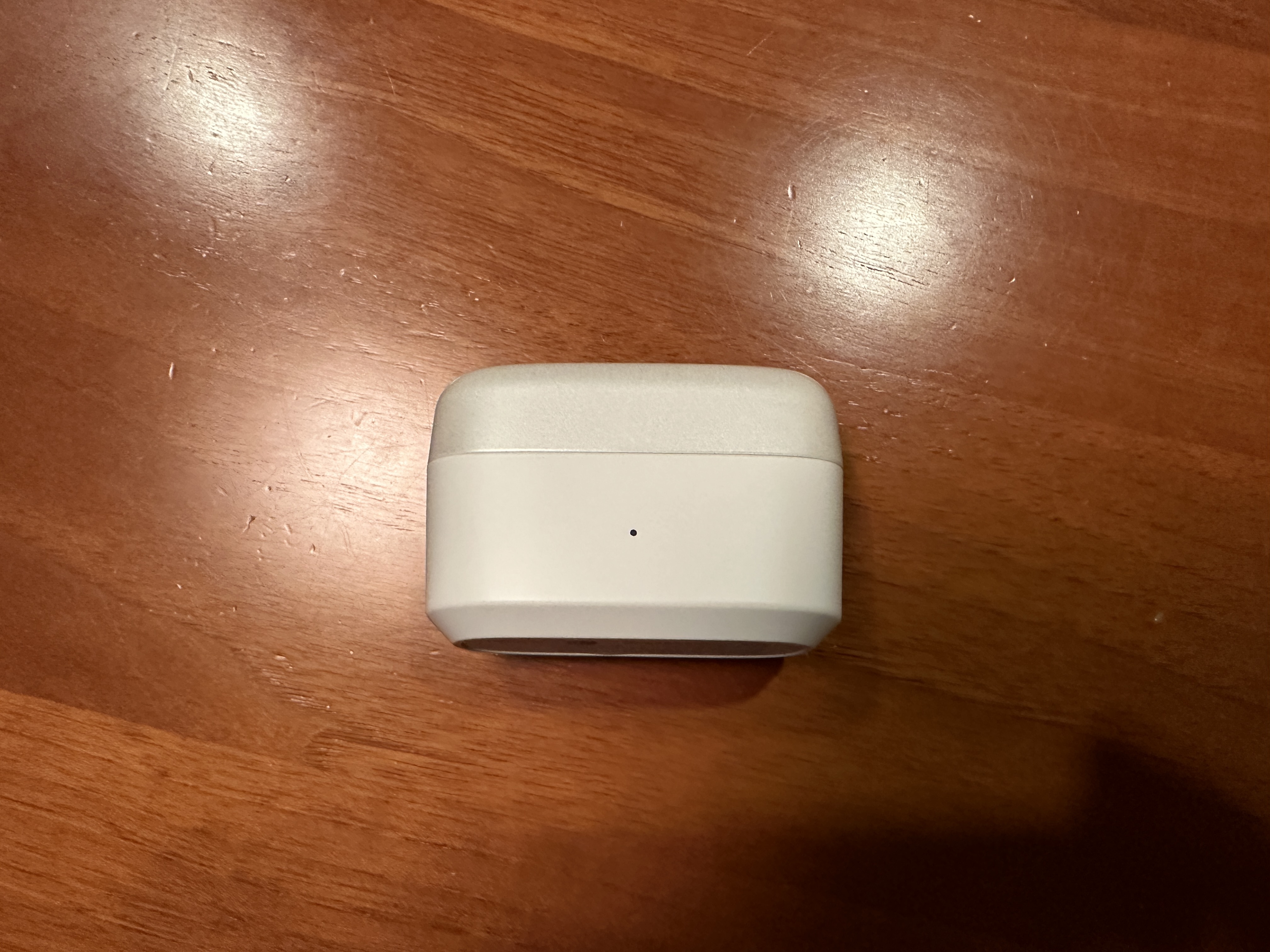 蓋の閉まったATH-CKS30TWの充電ケース