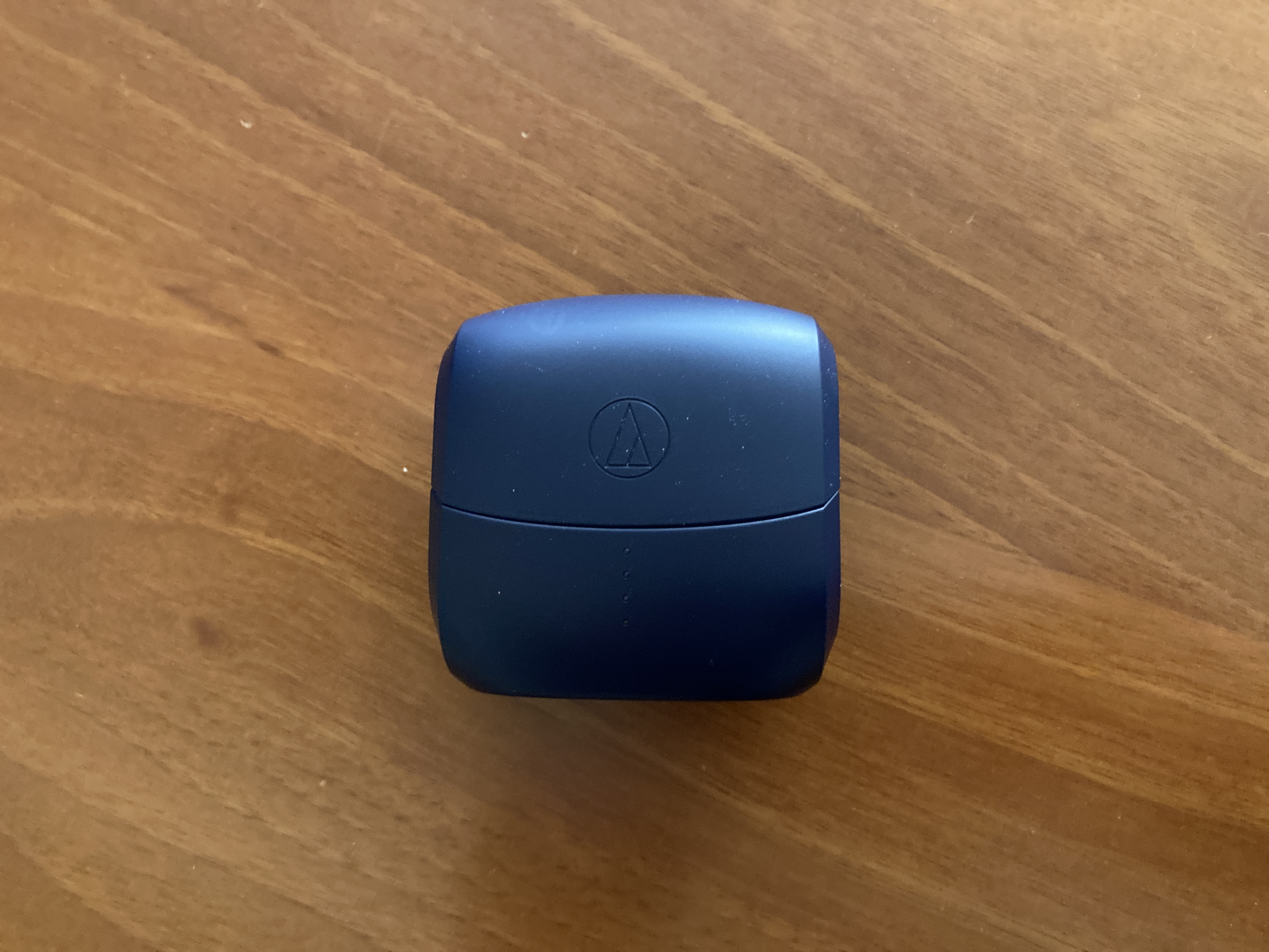 閉まったATH-CKS50TWの充電ケース