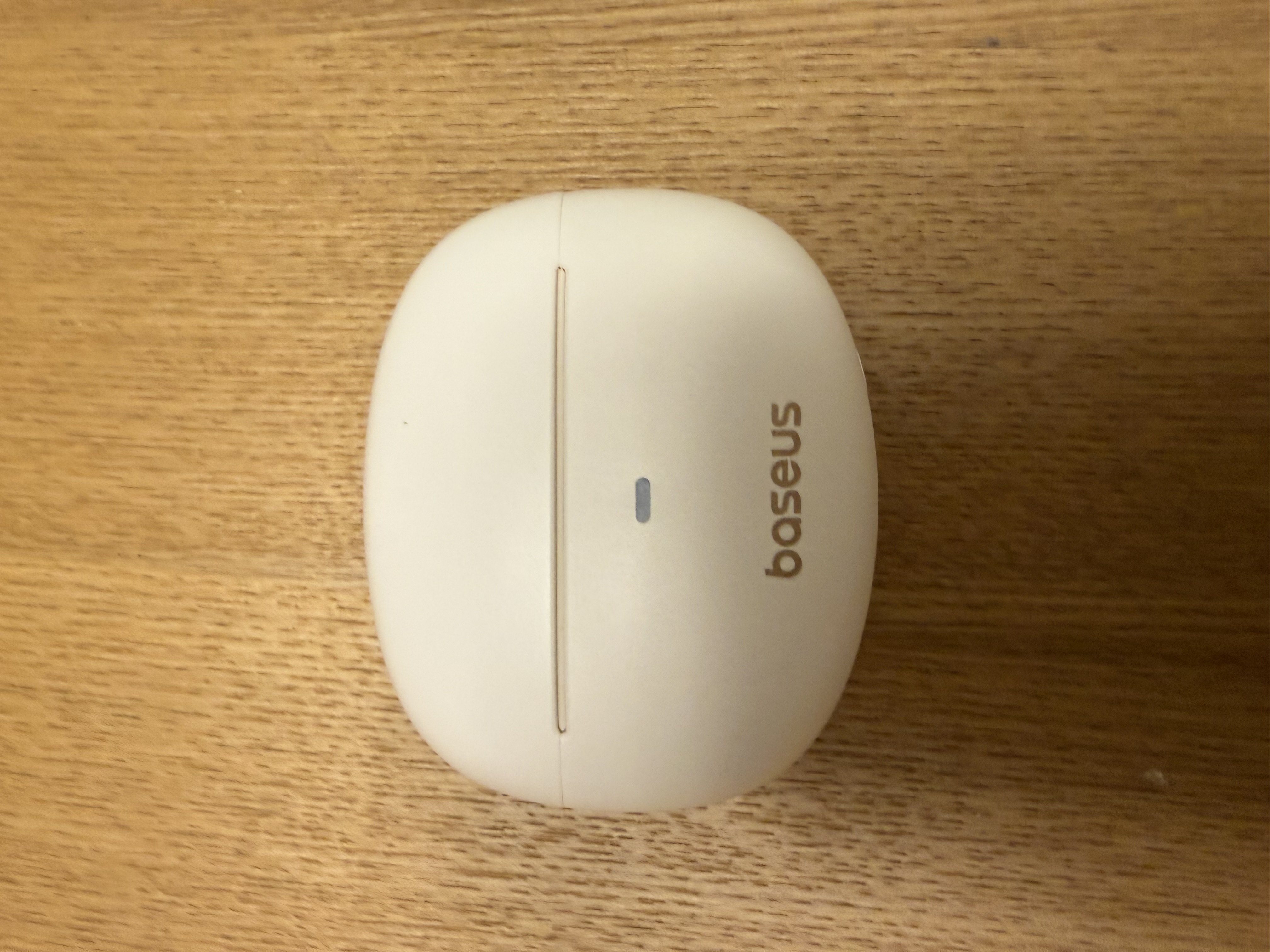 Bowie MC1のケース写真。全体的にマットな質感です。クリック/タップすると画像が切り替わります。