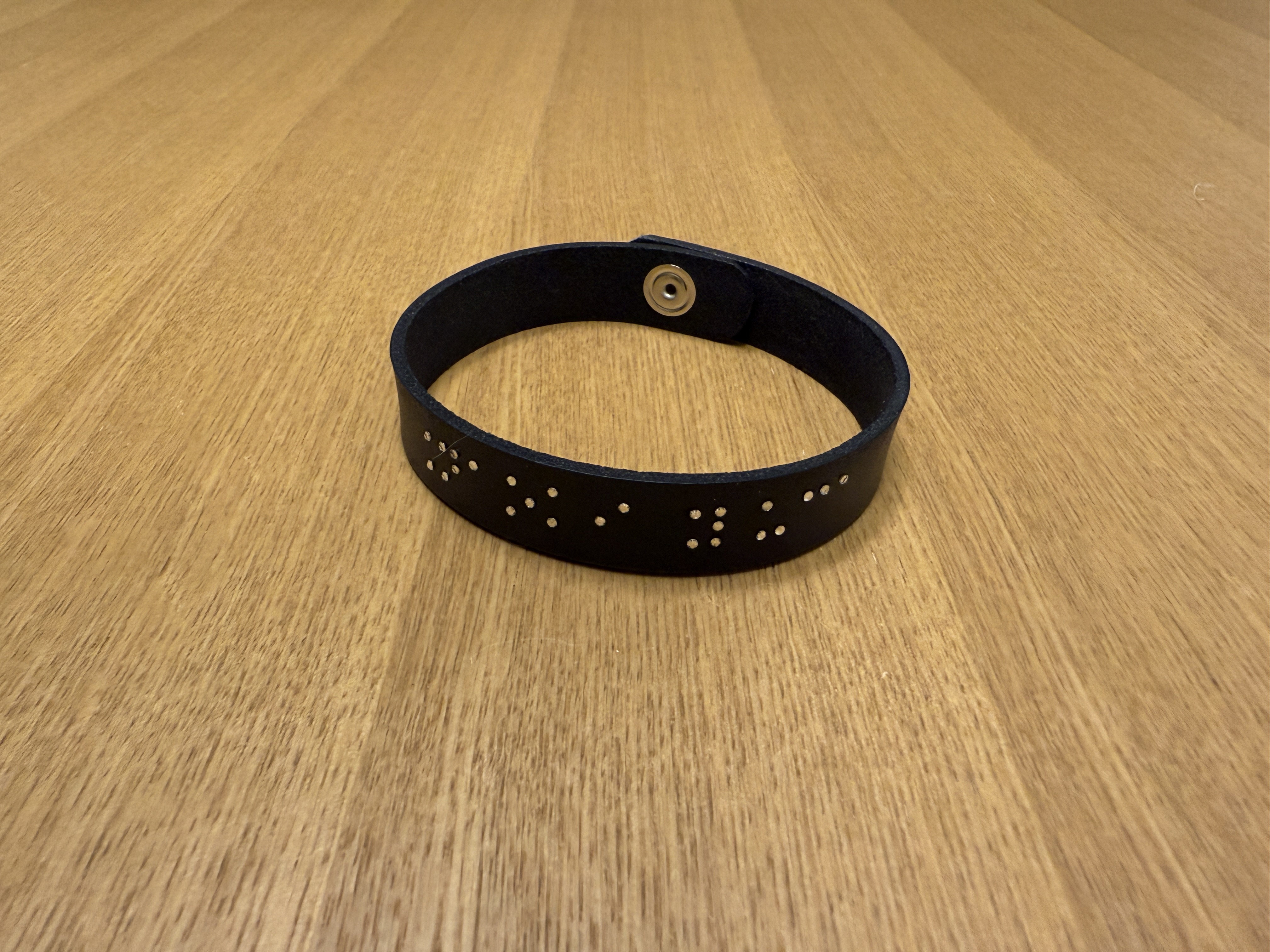 到着した点字ブレスレットの写真。ボタンを留めて輪状にした状態です。