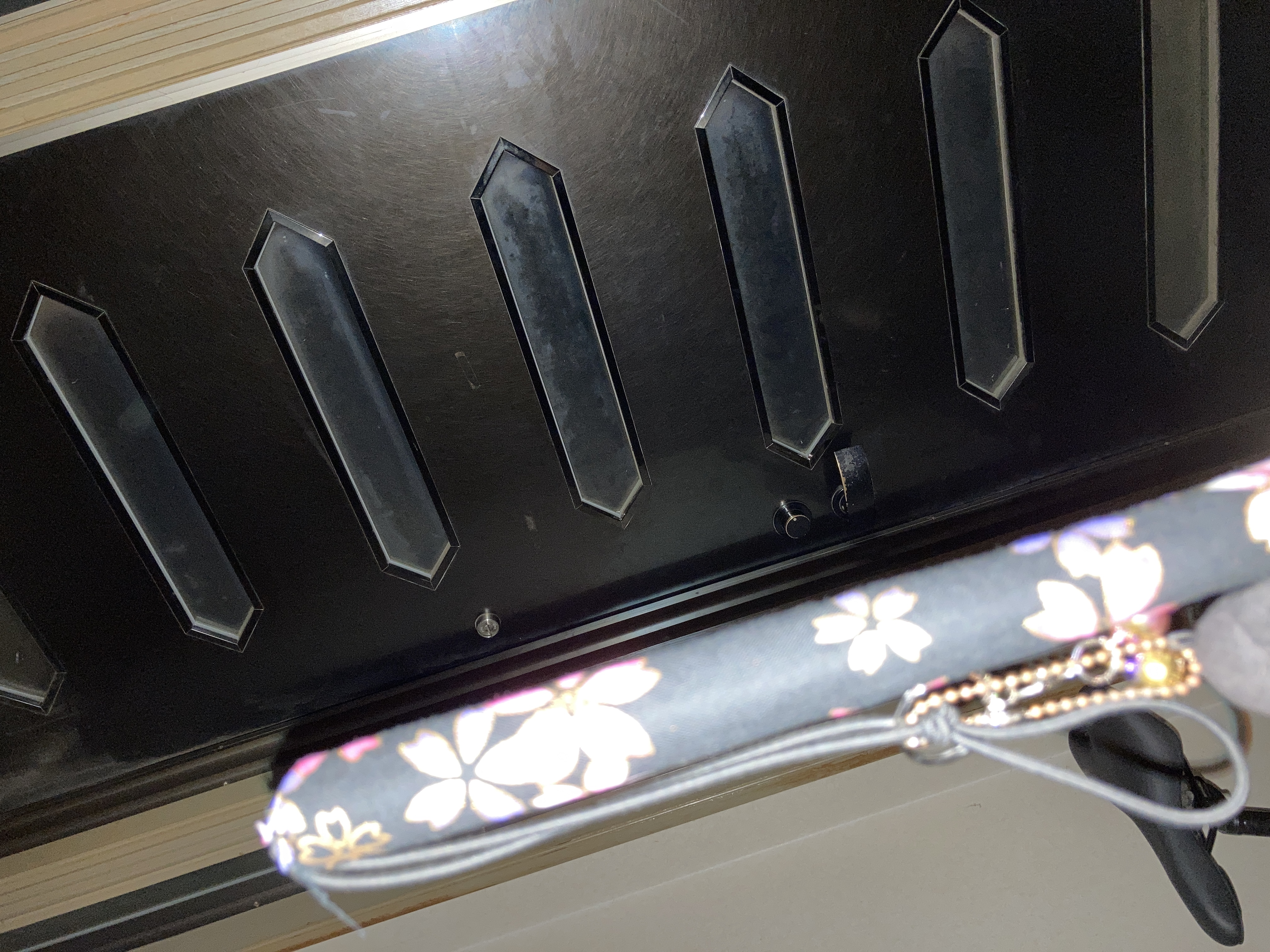 手作りカバーを被せた白杖の写真