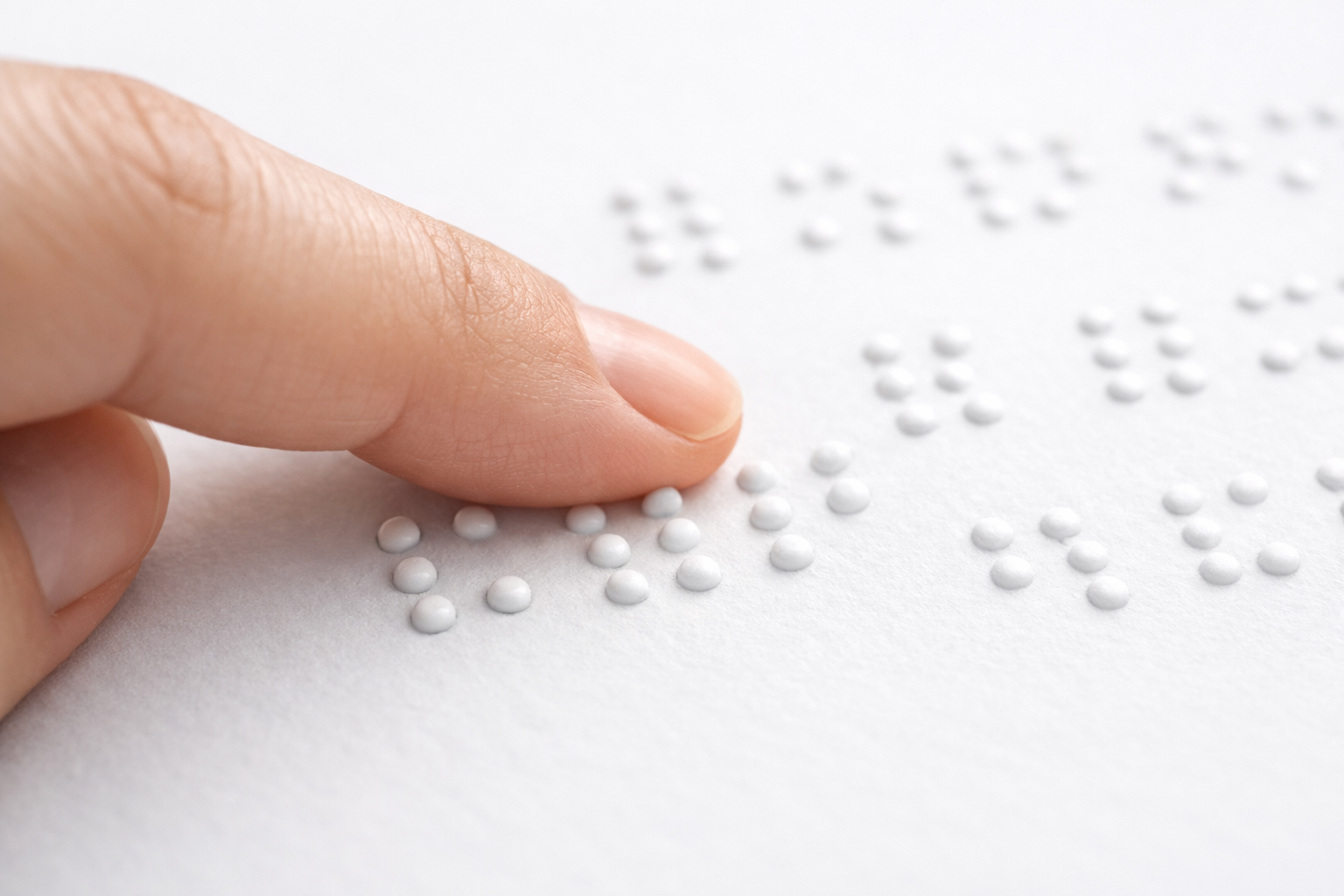 点字を触れている人差し指のイラスト。