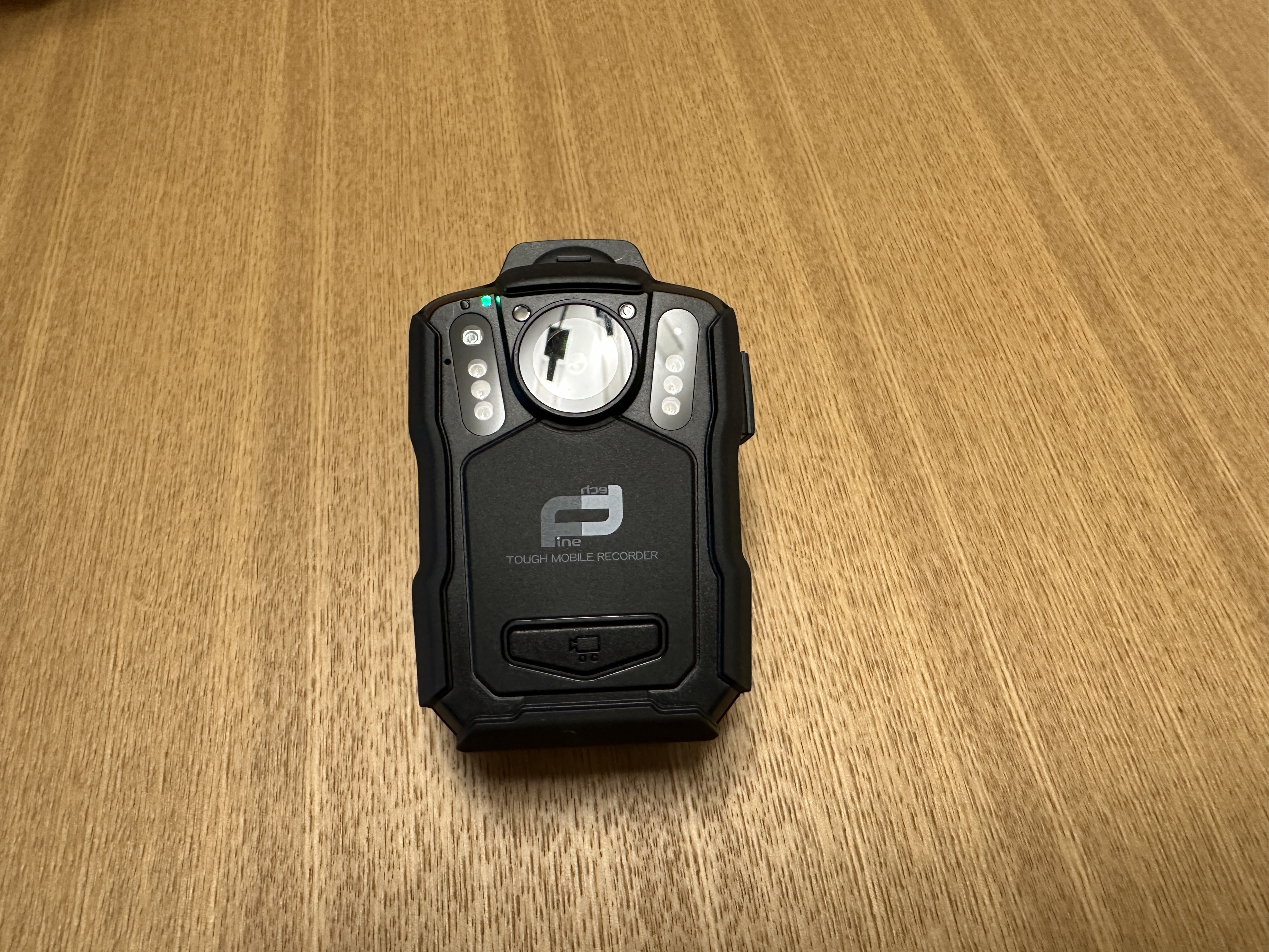 木製のテーブルの上に置かれたFT-V6本体の写真。大きめのカメラレンズと録画ボタンが写っています。