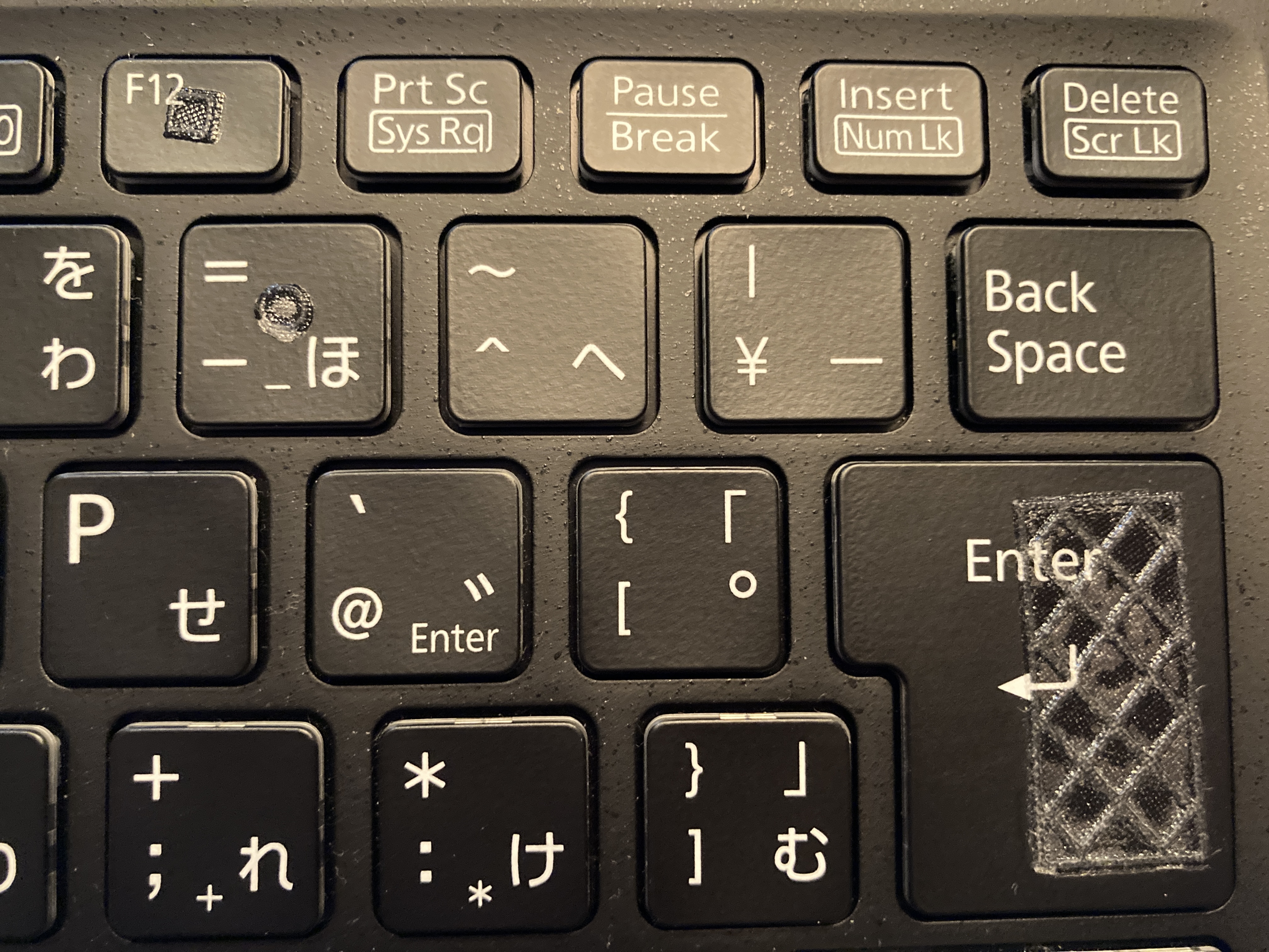 マーキングシールを貼ったキーボード右半分の写真