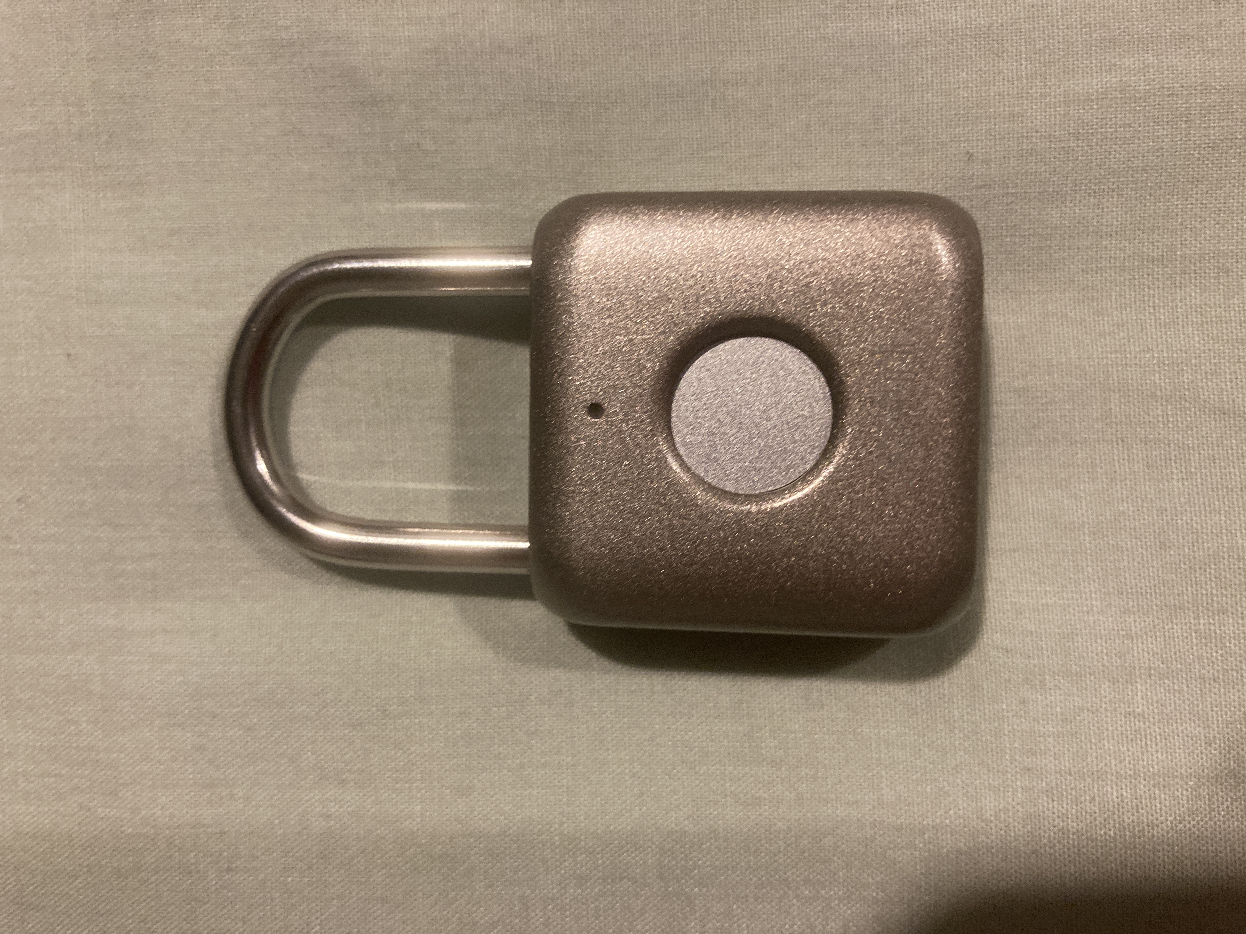 ATITIスマート南京錠の写真。クリックすると開錠されます。