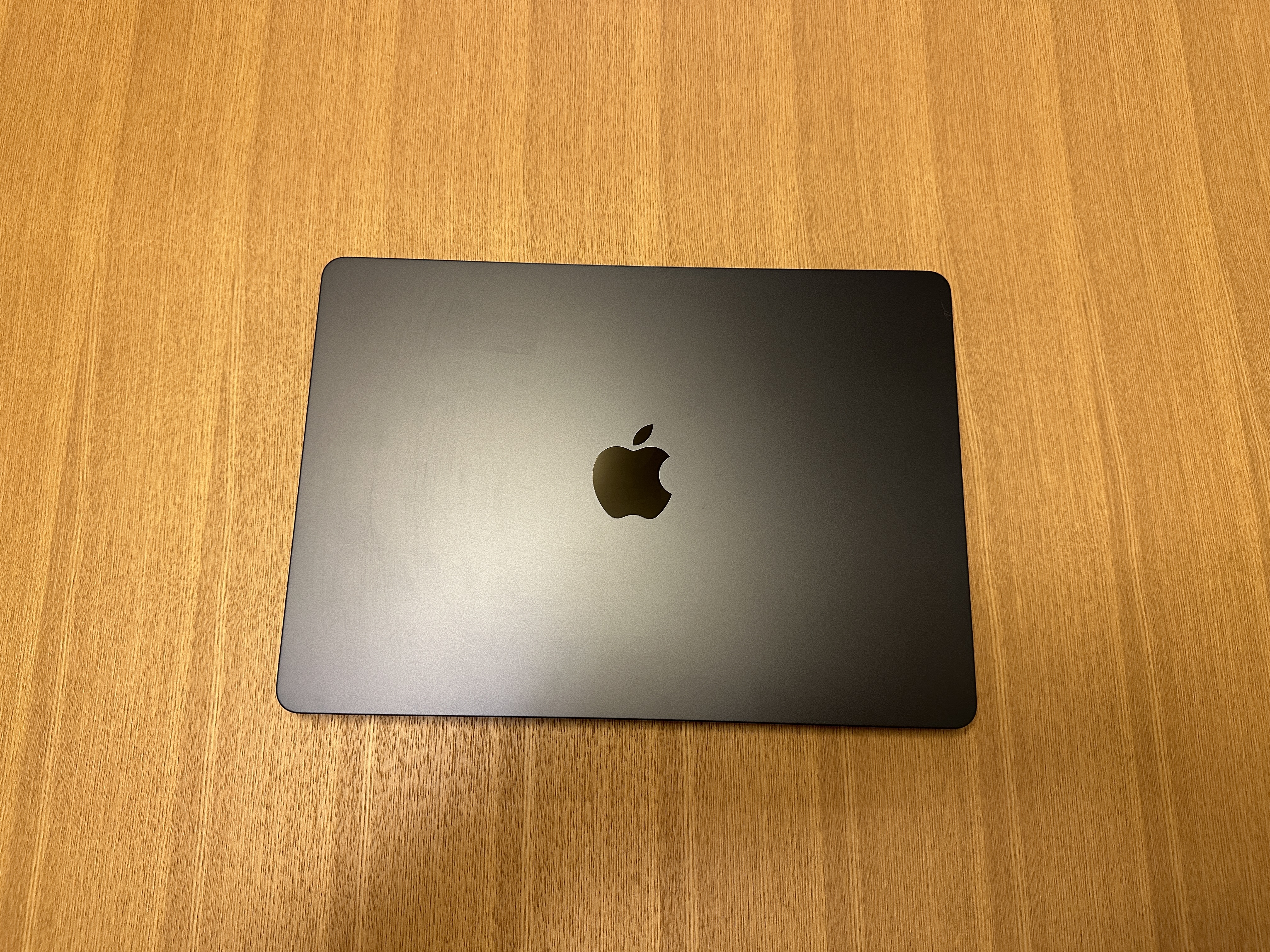 ミッドナイトカラーのMacBook Air本体の写真