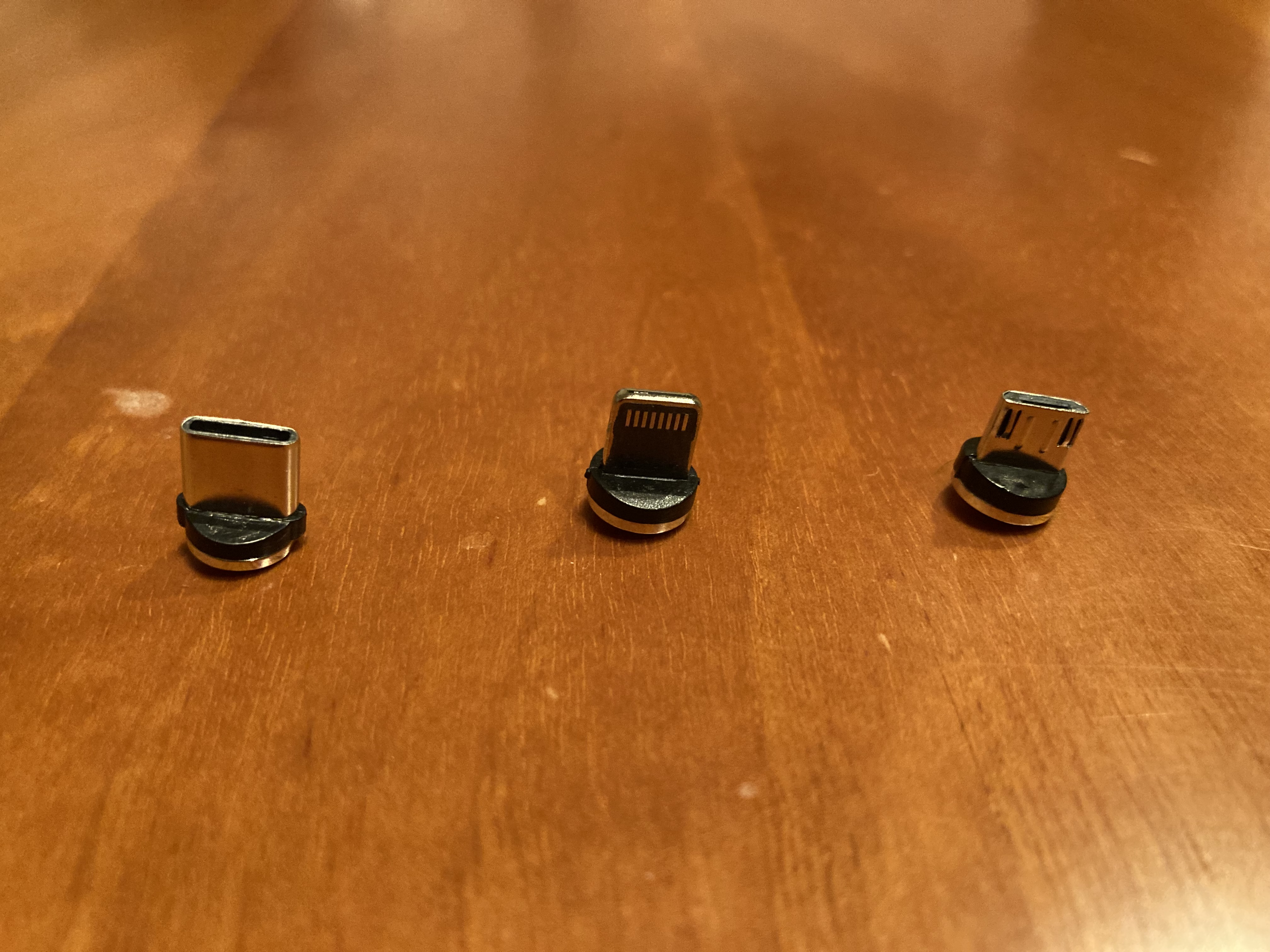 各種コネクタを並べて撮った写真