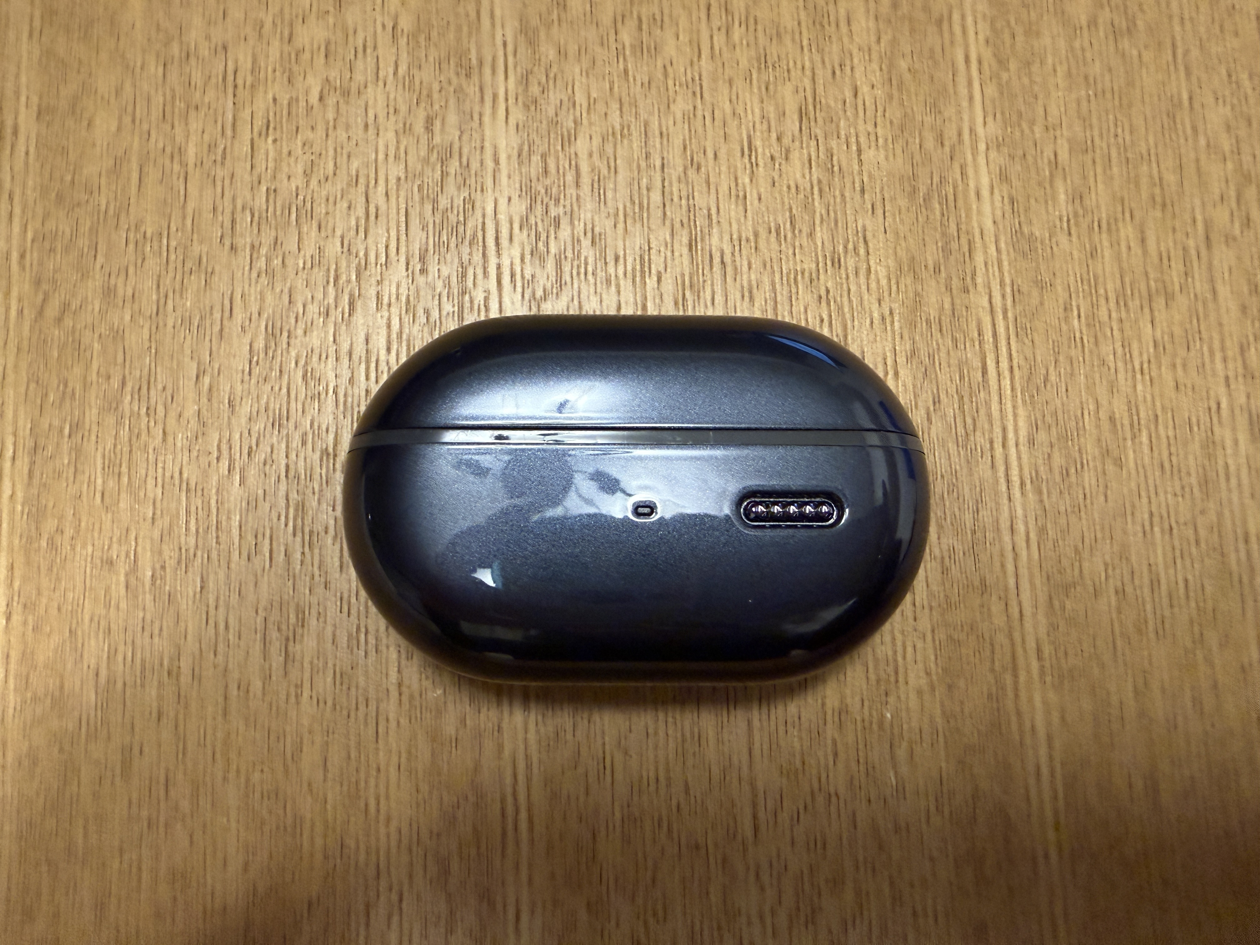 PearlClip Proのケース写真。全体的に光沢のある塗装がされていて高級感があり、前面にはリセットボタンやLEDインジケータが確認できます。クリック/タップすると画像が切り替わります。