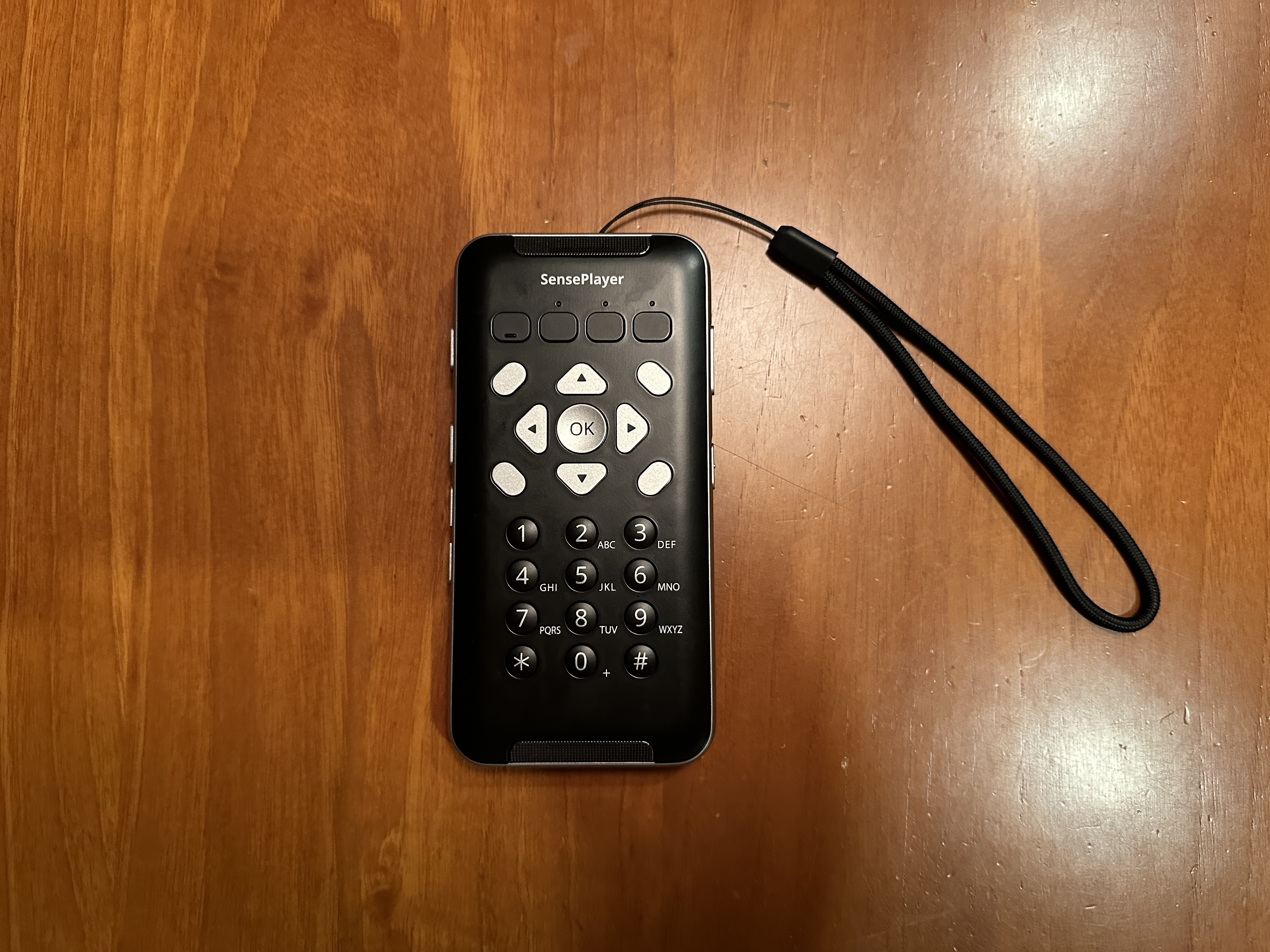 センスプレーヤー前面の写真。テンキーの他に、横に並んだファンクションキー、矢印キーなど様々なボタン・キーが写っています。クリックすると画像が切り替わります。