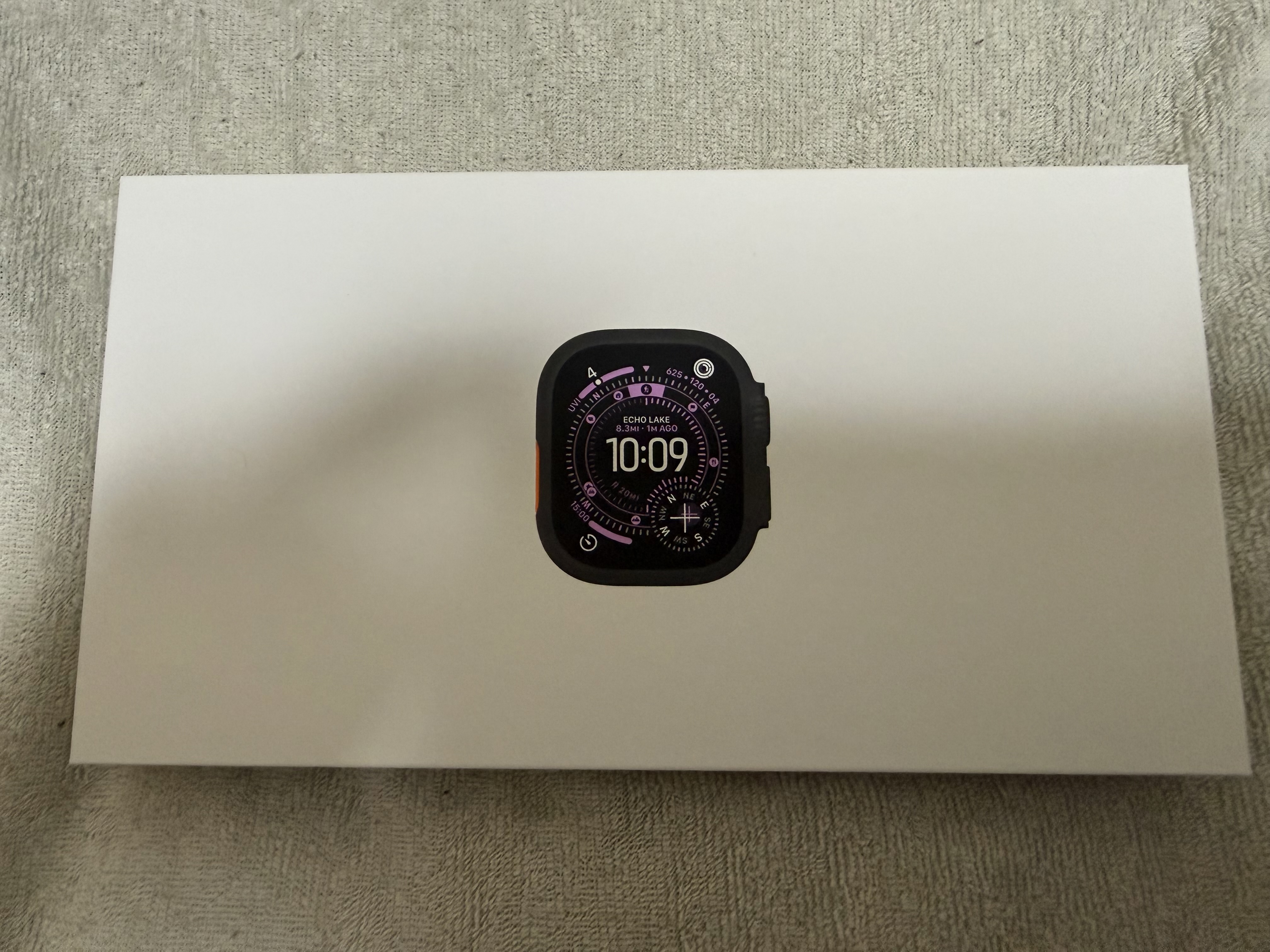 Ultra3の化粧箱を撮影した写真。本体のレリーフと商品名が高級感のあるデザインで配置されています。クリック/タップすると画像が切り替わります。