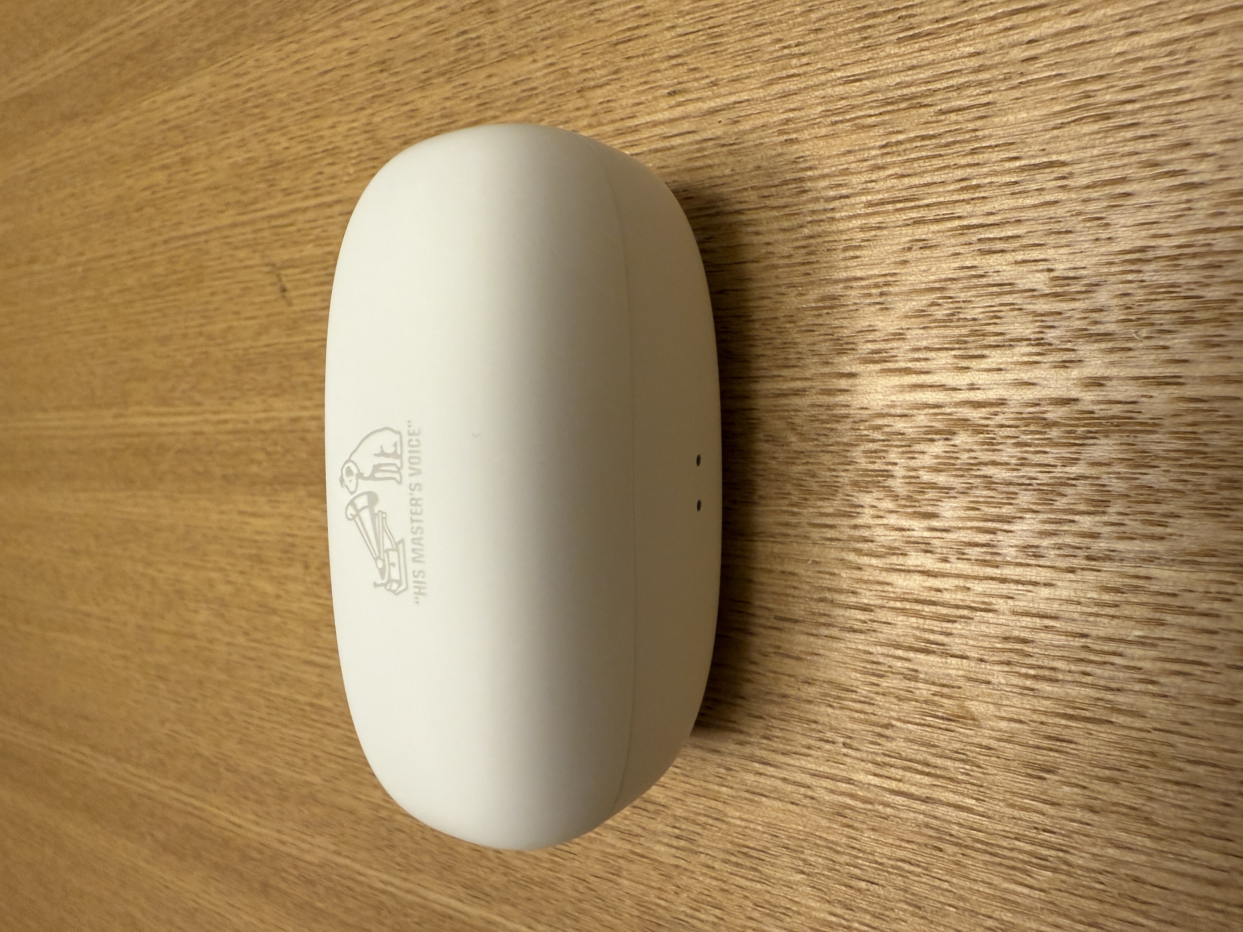 蓋の閉じている充電ケースの写真。クリック・タップすると画像が切り替わっていきます。